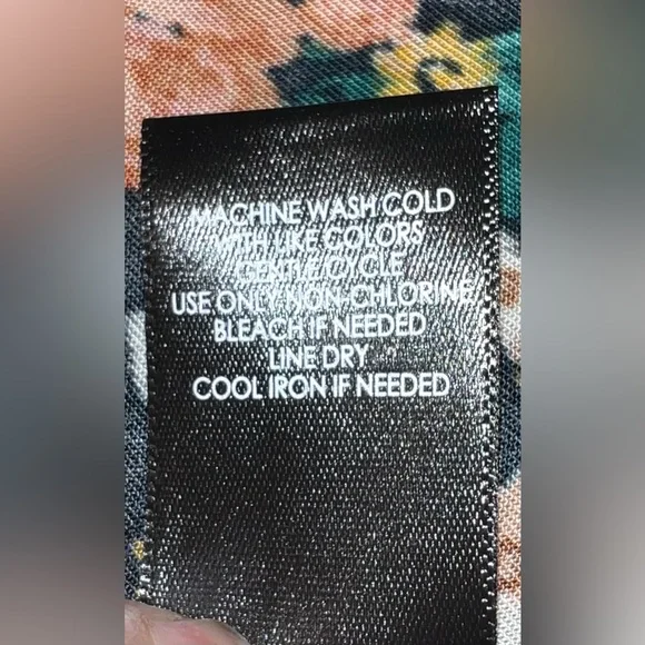 NWT Torrid ditsy floral sleeveless top. Size 0. - Picture 6 of 7